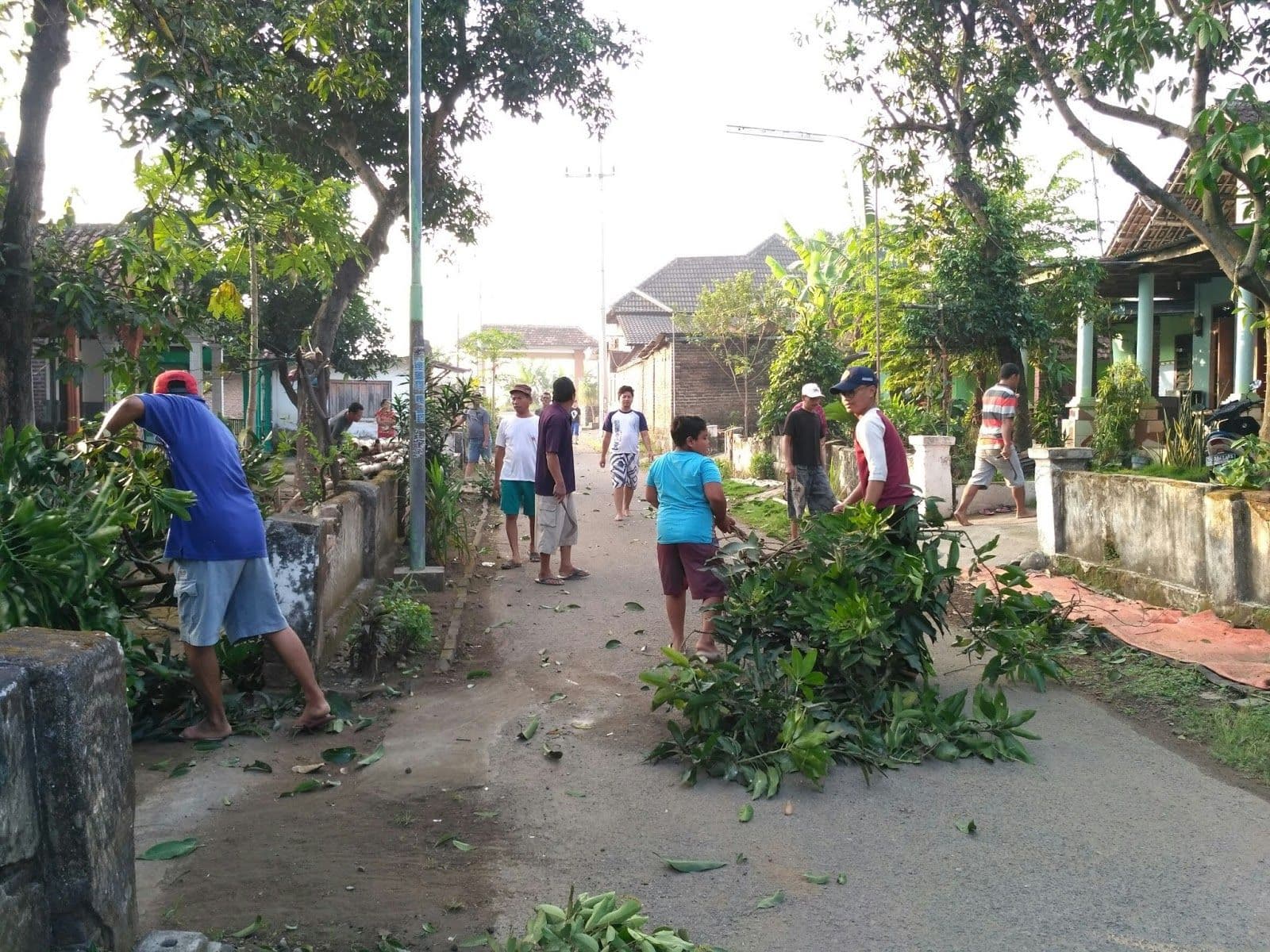 KEGIATAN BERSIH DESA BERSAMA WARGA DUSUN MOJOJEJER-PESANGGRAHAN